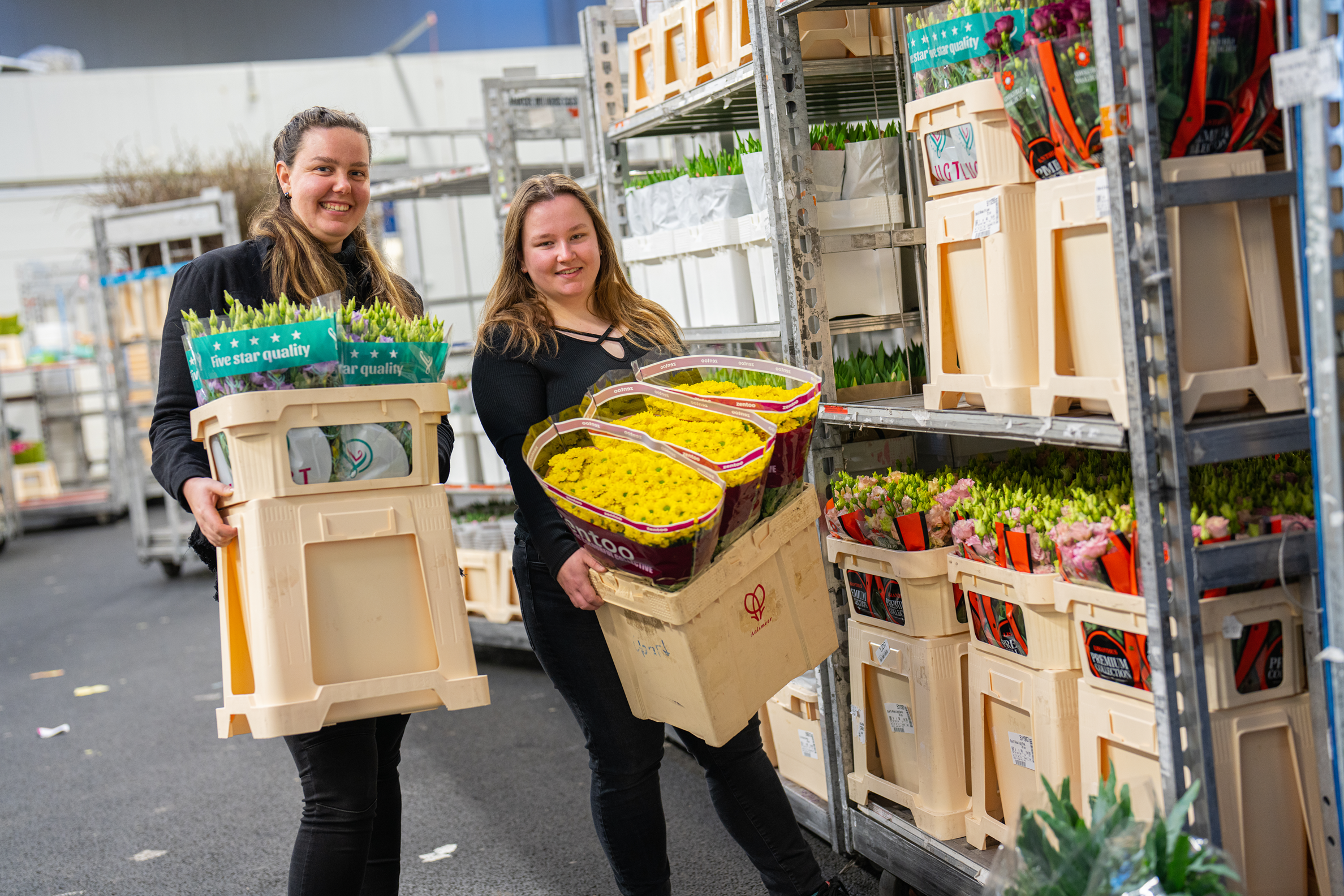 Meisje zittend op een bank voor kluisjes