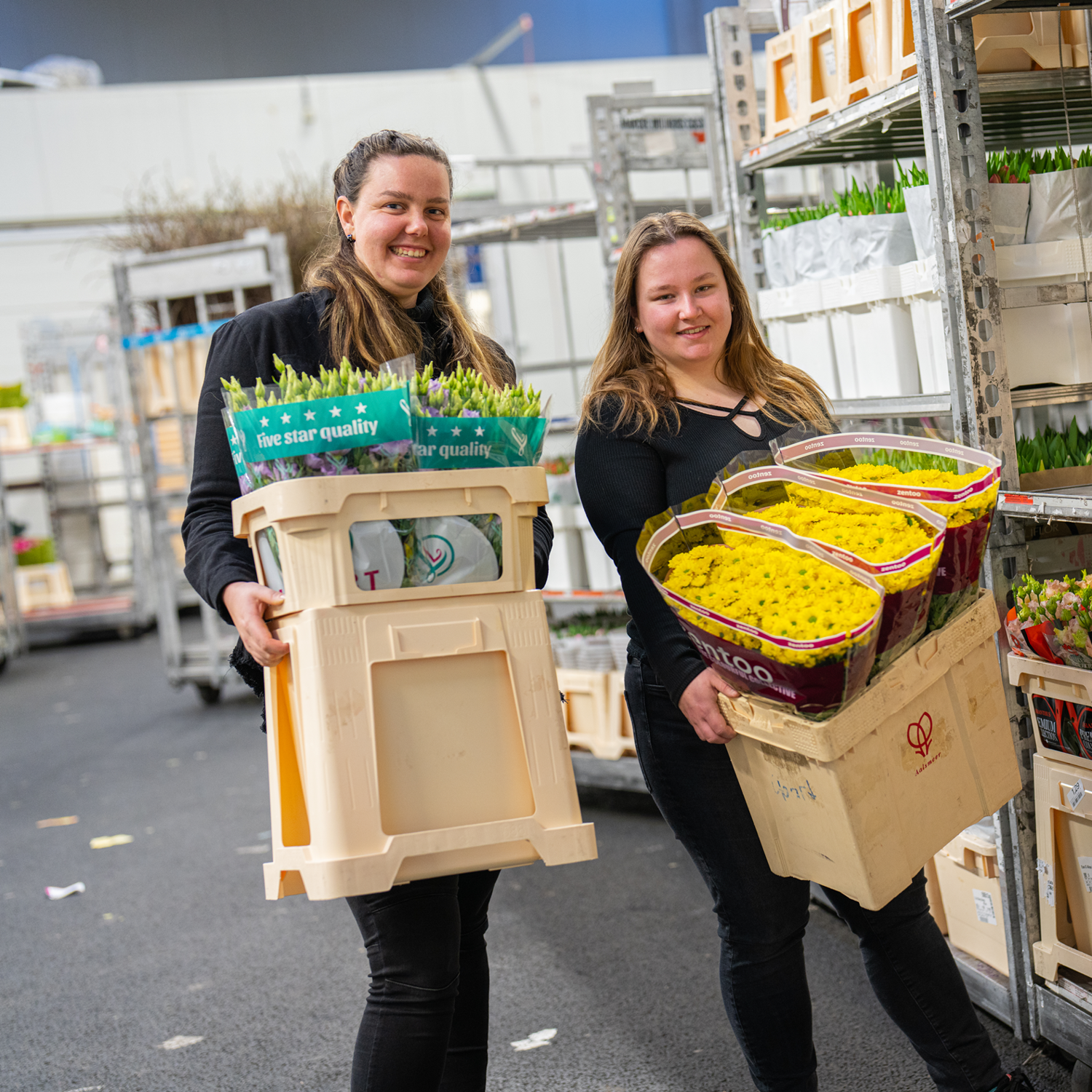 Meisje zittend op een bank voor kluisjes