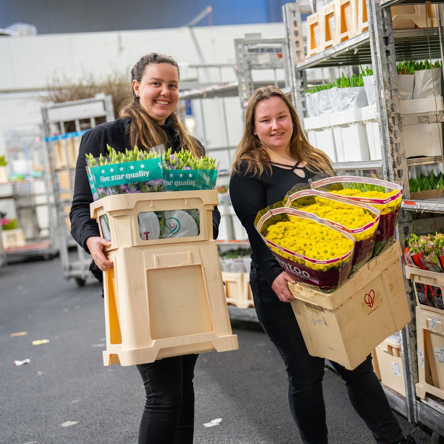 Twee studenten in een groene omgeving
