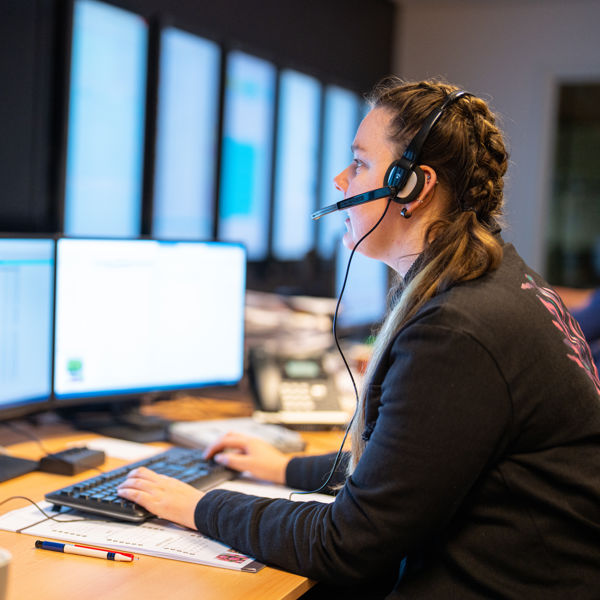 Een student met planten in de hand
