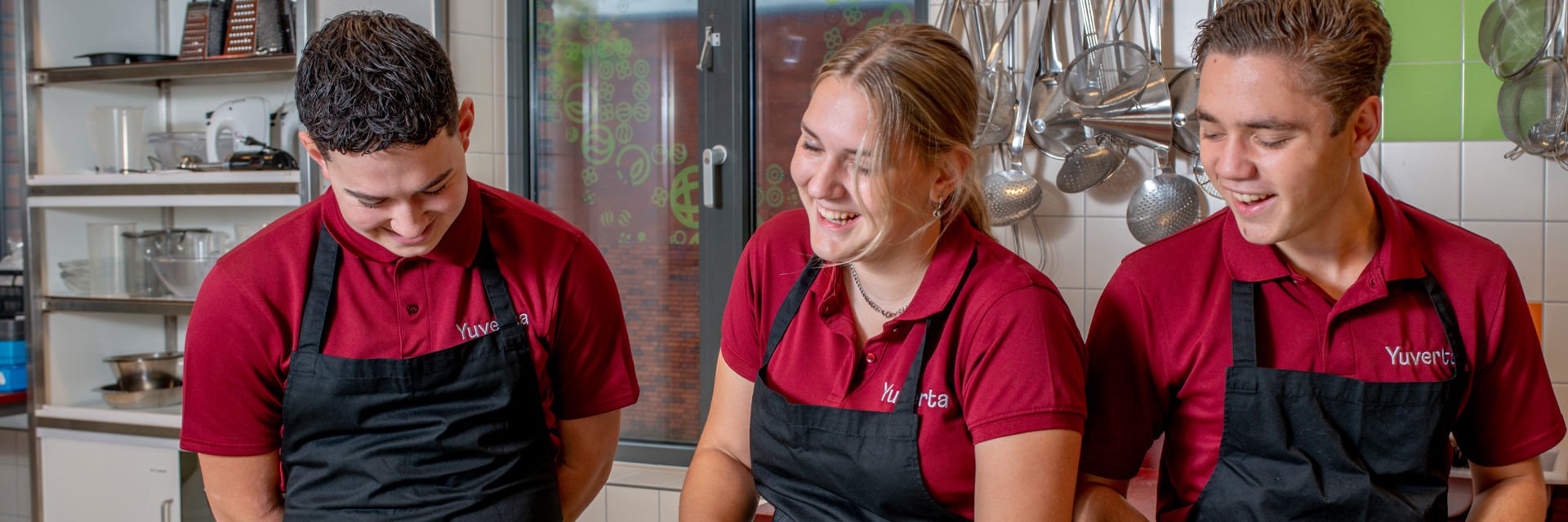 Drie studenten werken met eten