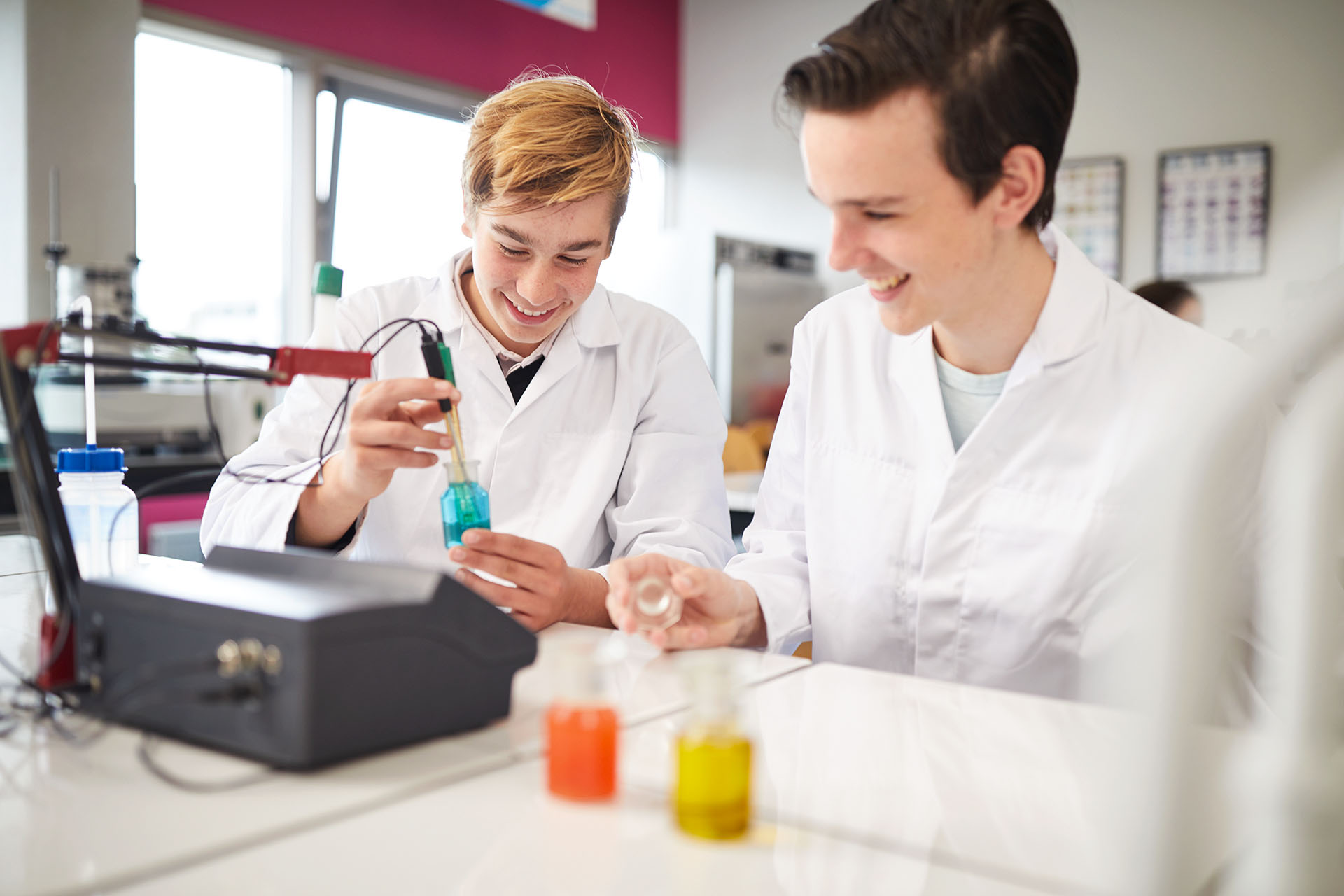 Mbo-studenten op het podium tijdens Skills The Finals 2025