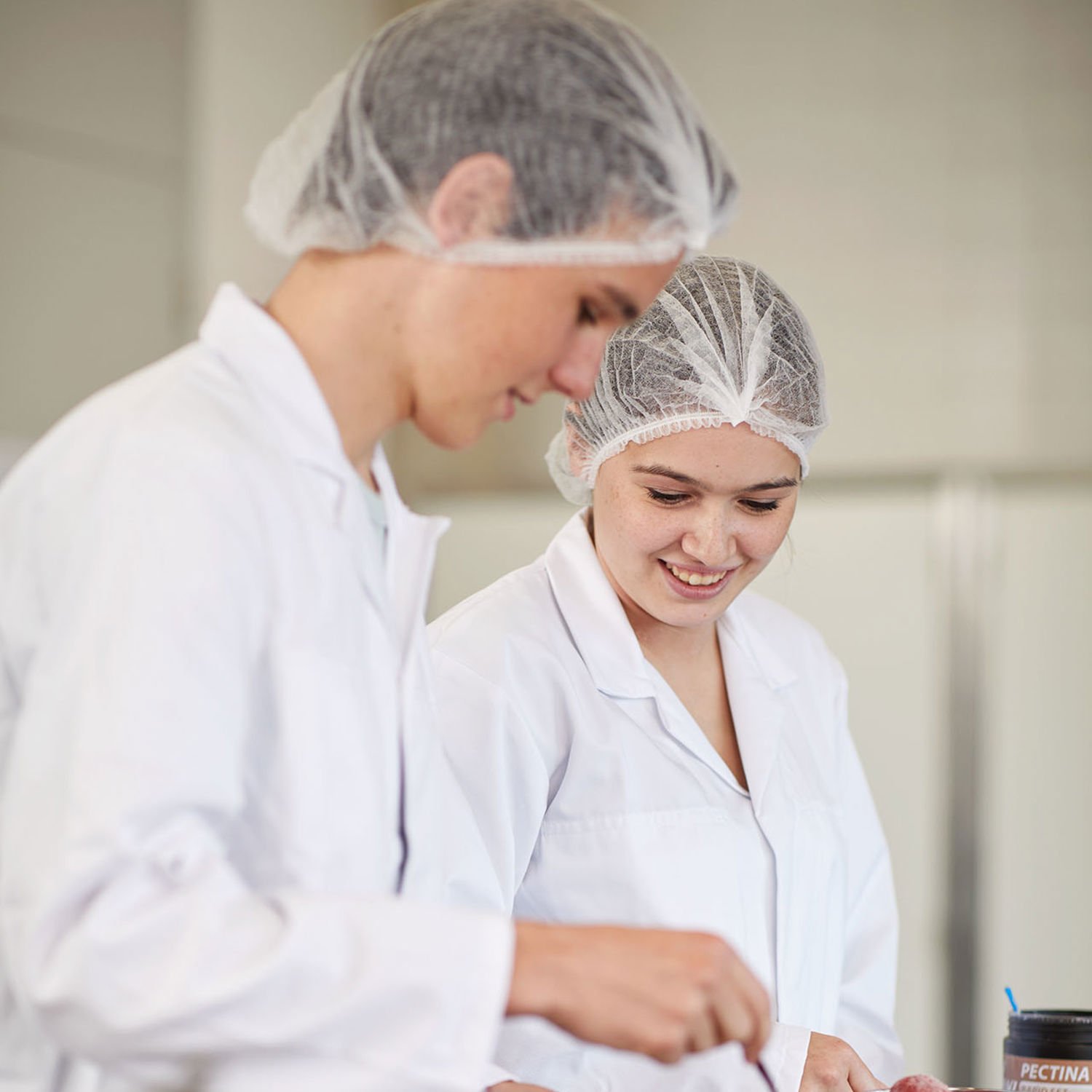 Docent van Yuverta vmbo Eindhoven neemt een vlog op met zijn eigen telefoon