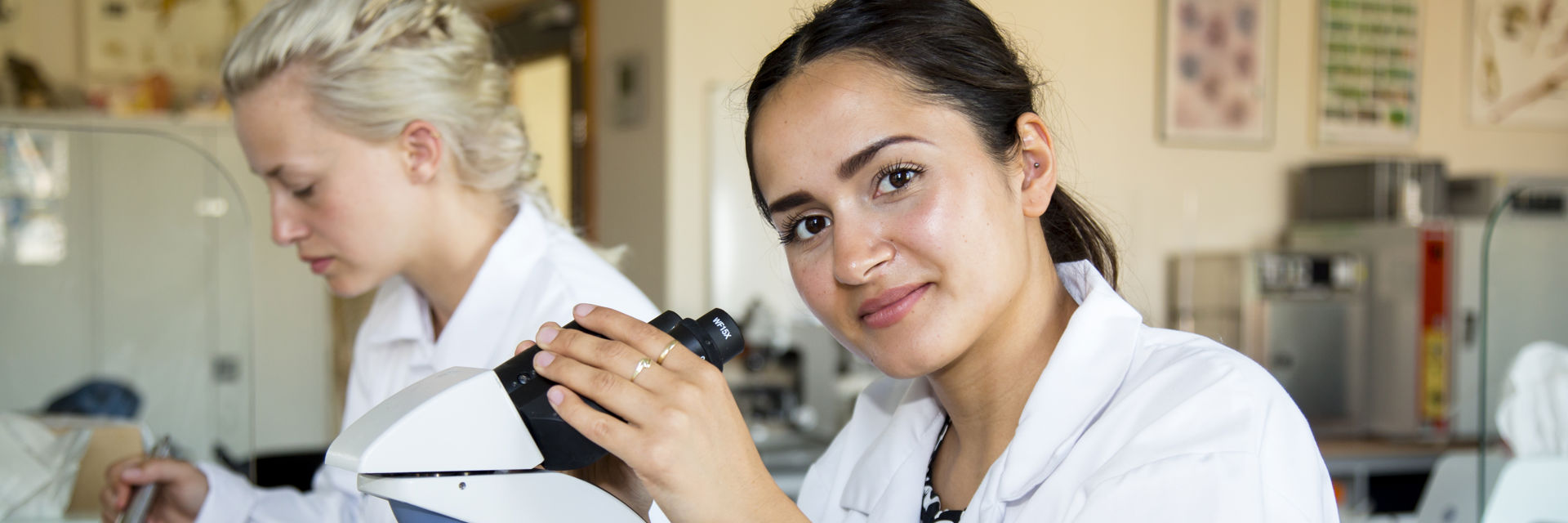 Studenten werken met microscopen