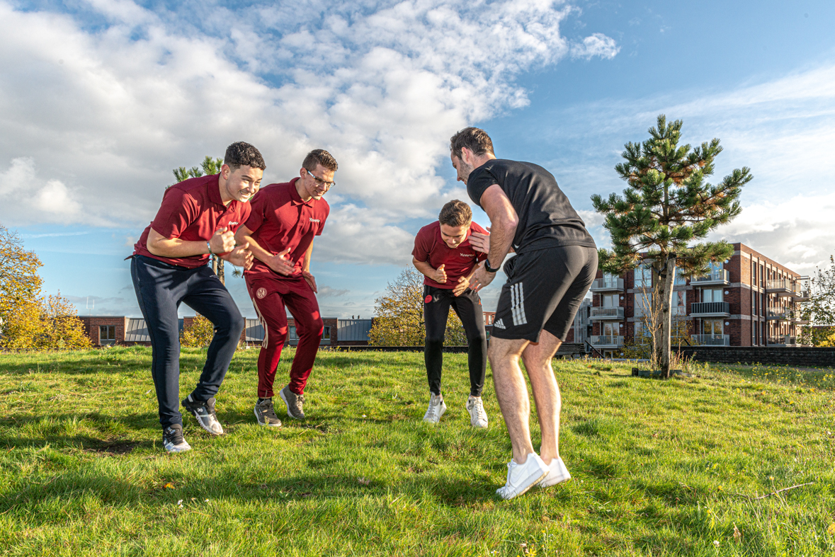 Meisje zittend op een bank voor kluisjes