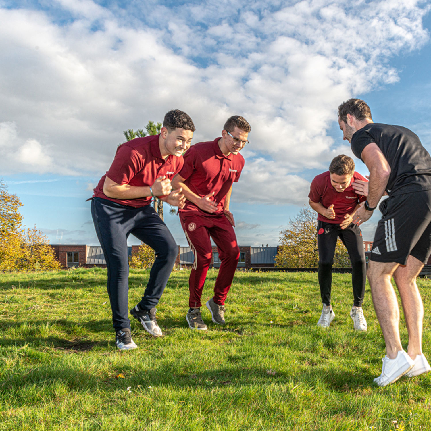 Meisje zittend op een bank voor kluisjes