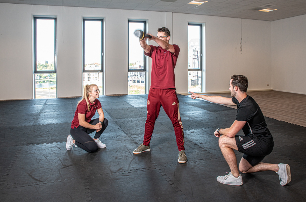 Meisje zittend op een bank voor kluisjes