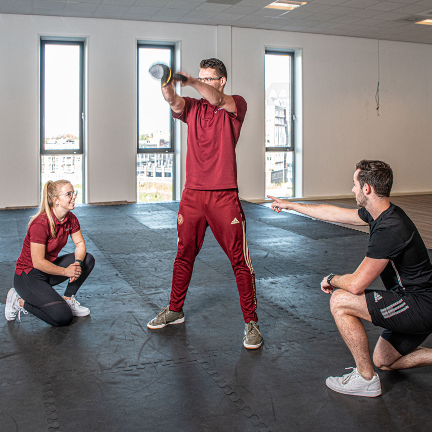 Meisje zittend op een bank voor kluisjes