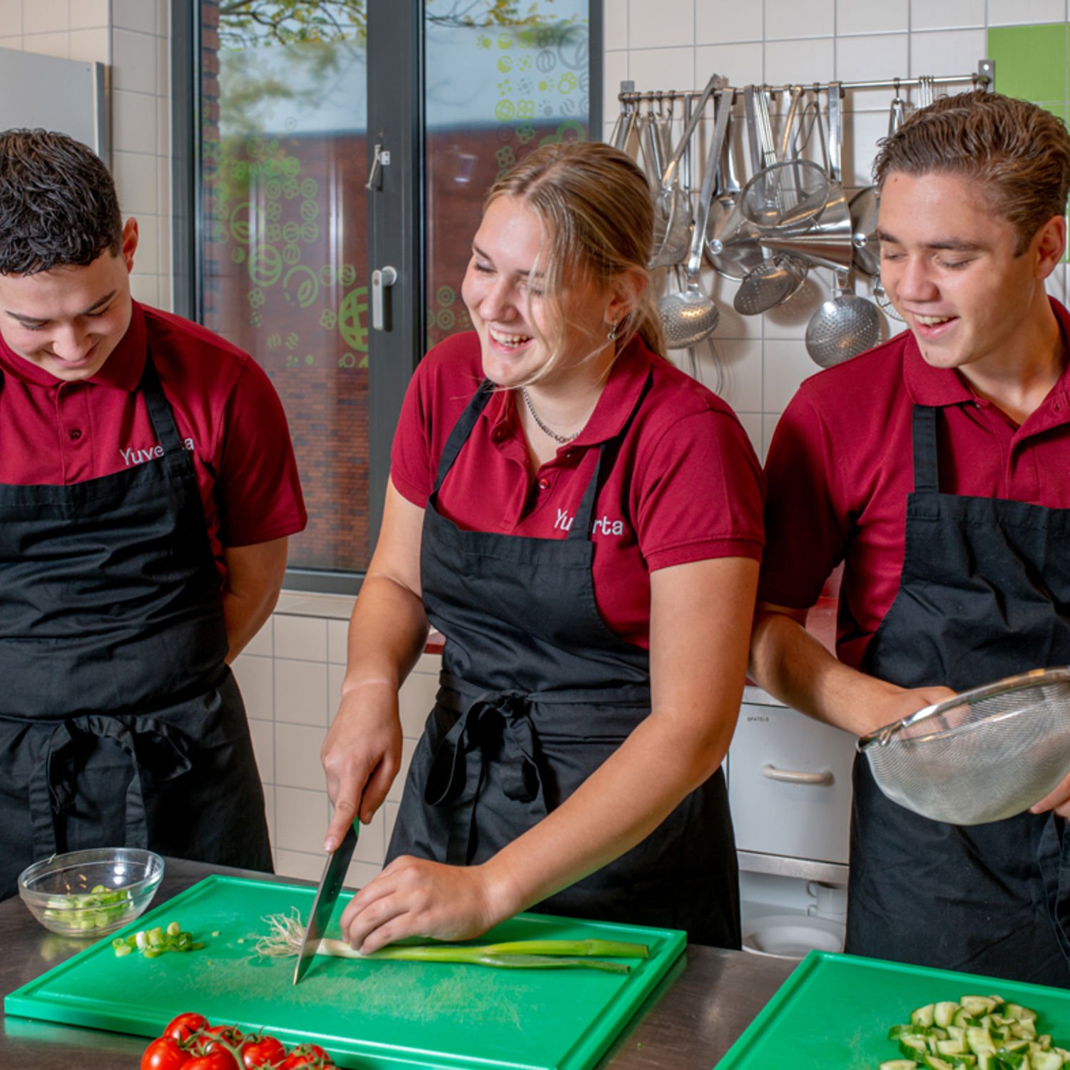 Twee studenten in een groene omgeving