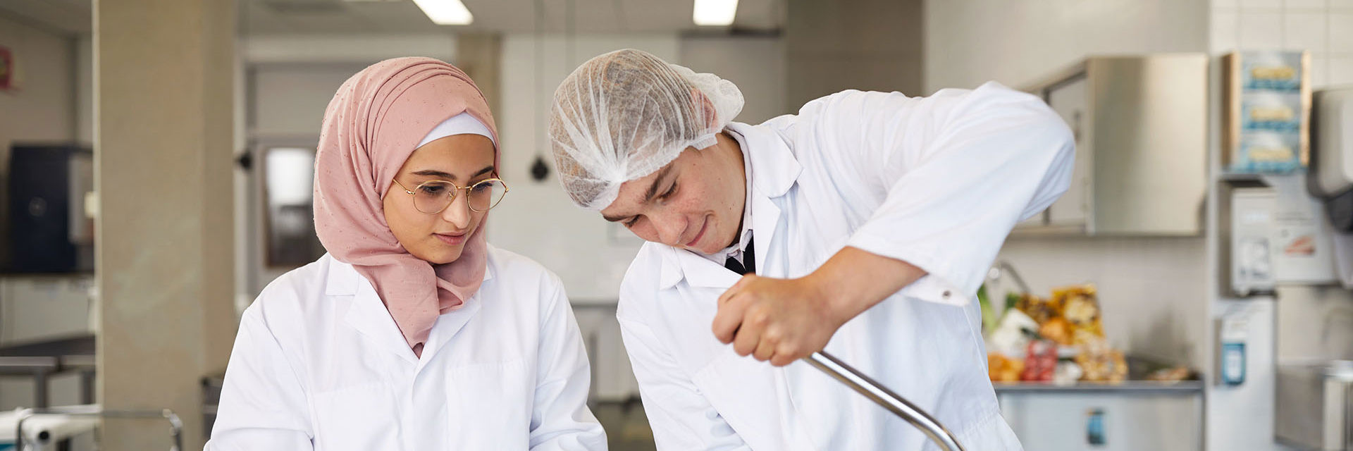 Twee voedingstudenten werken same aan eten