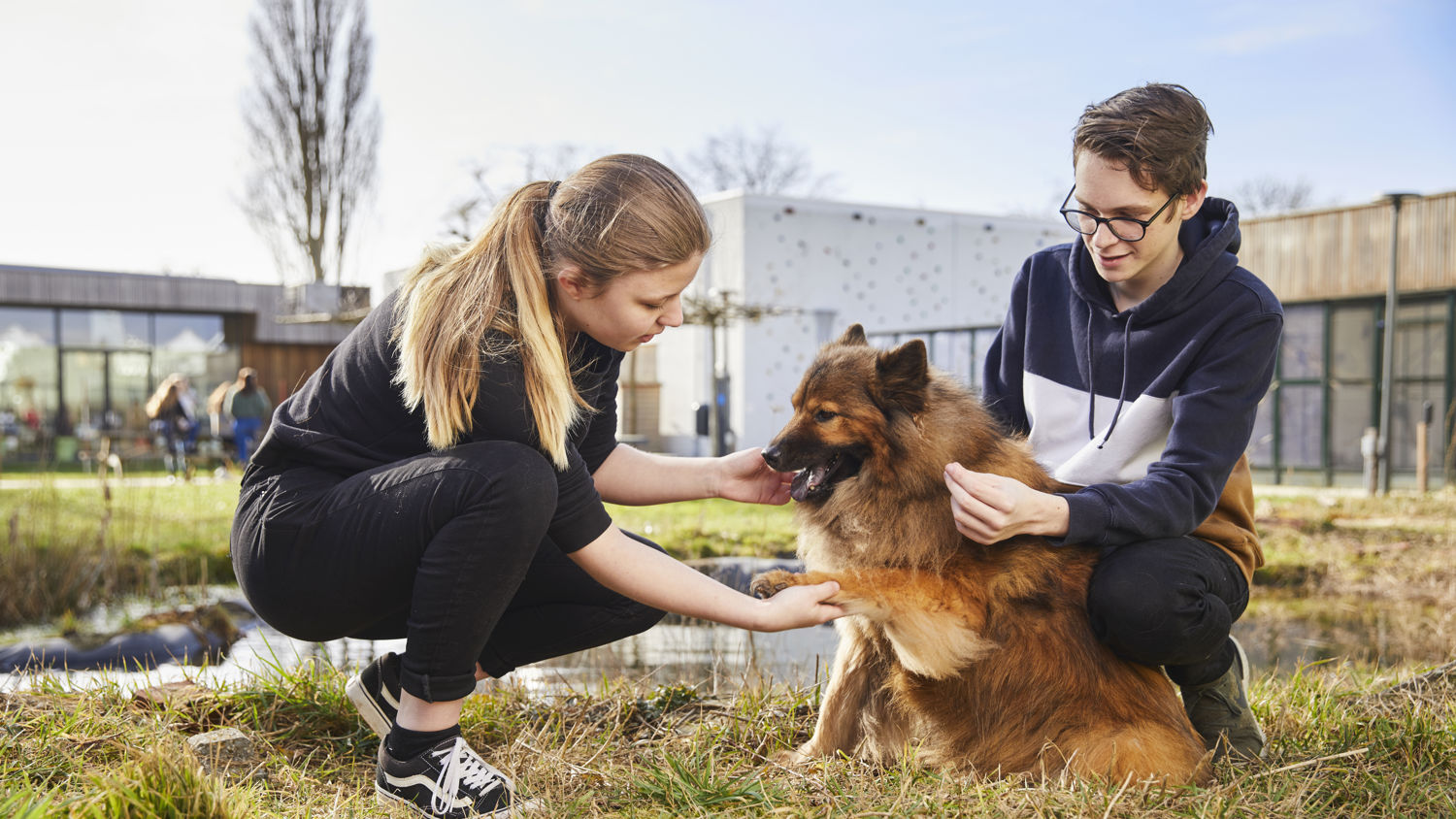 Meisje zittend op een bank voor kluisjes