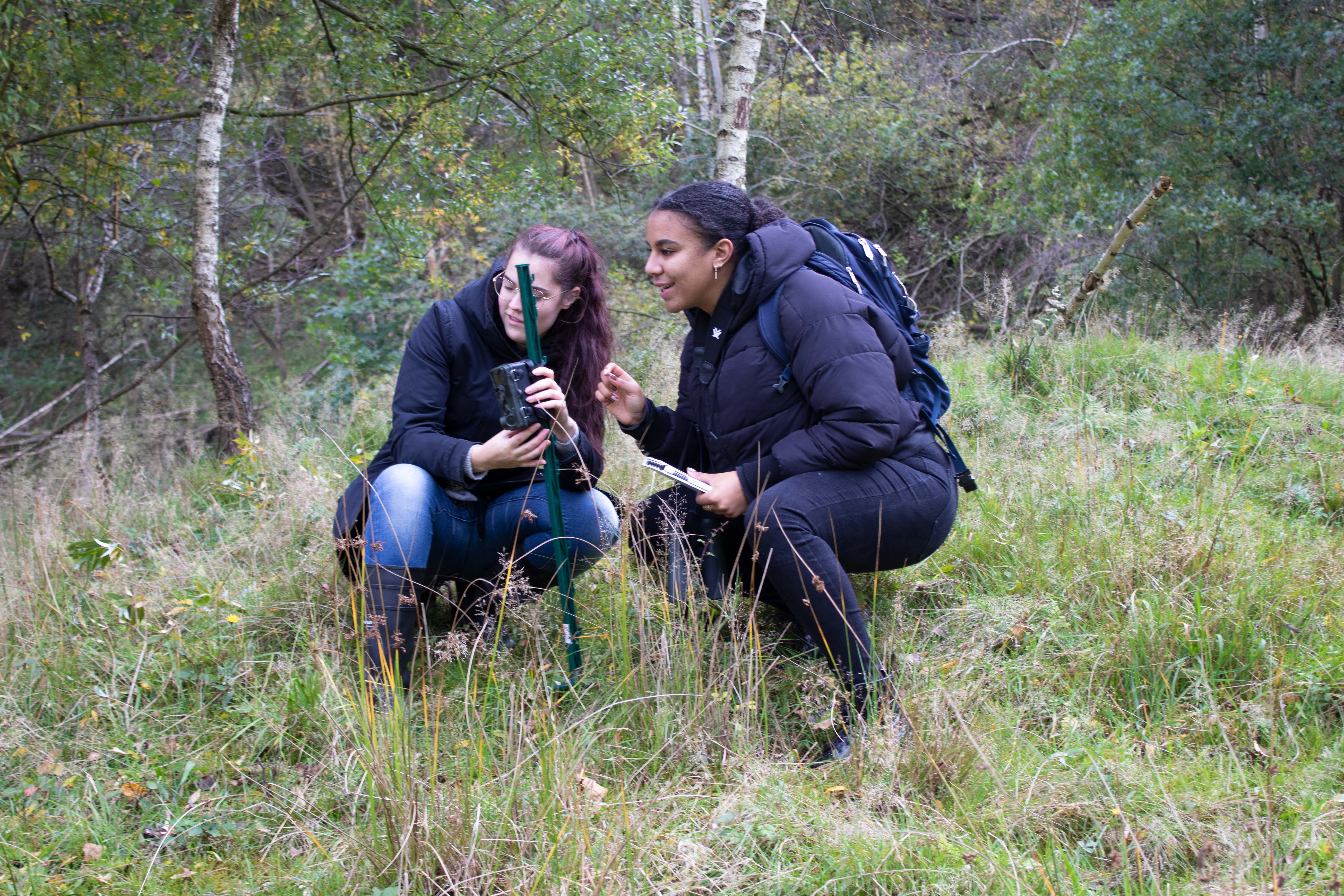 Meisje zittend op een bank voor kluisjes