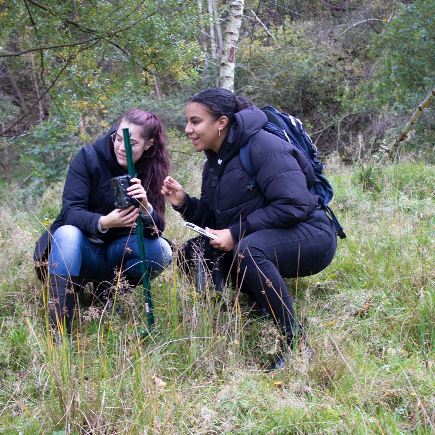 Een student rijdt lachend paard