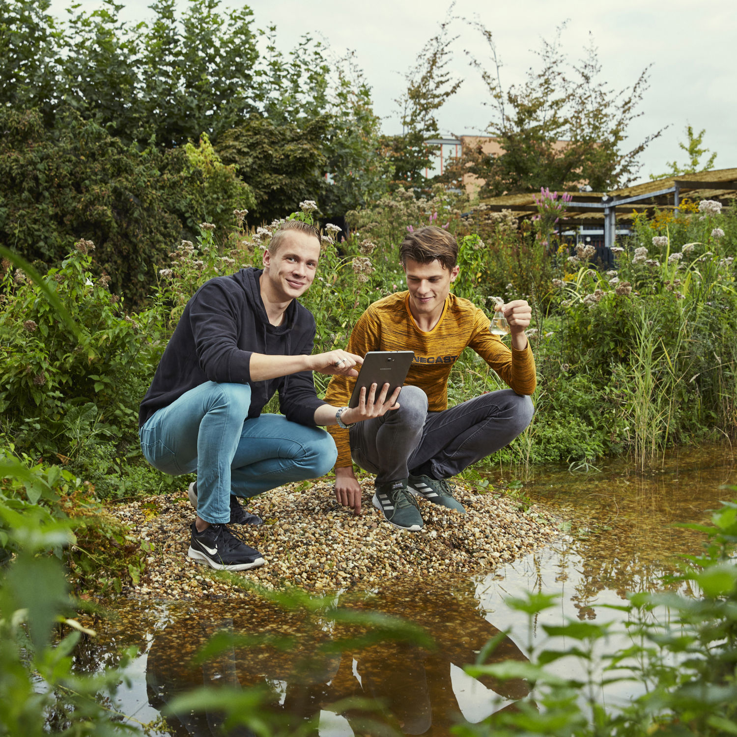 Twee studenten in een groene omgeving