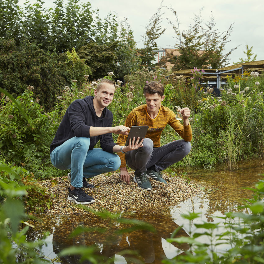 Meisje zittend op een bank voor kluisjes