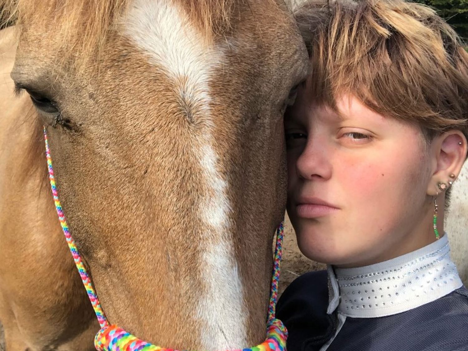 Meisje zittend op een bank voor kluisjes