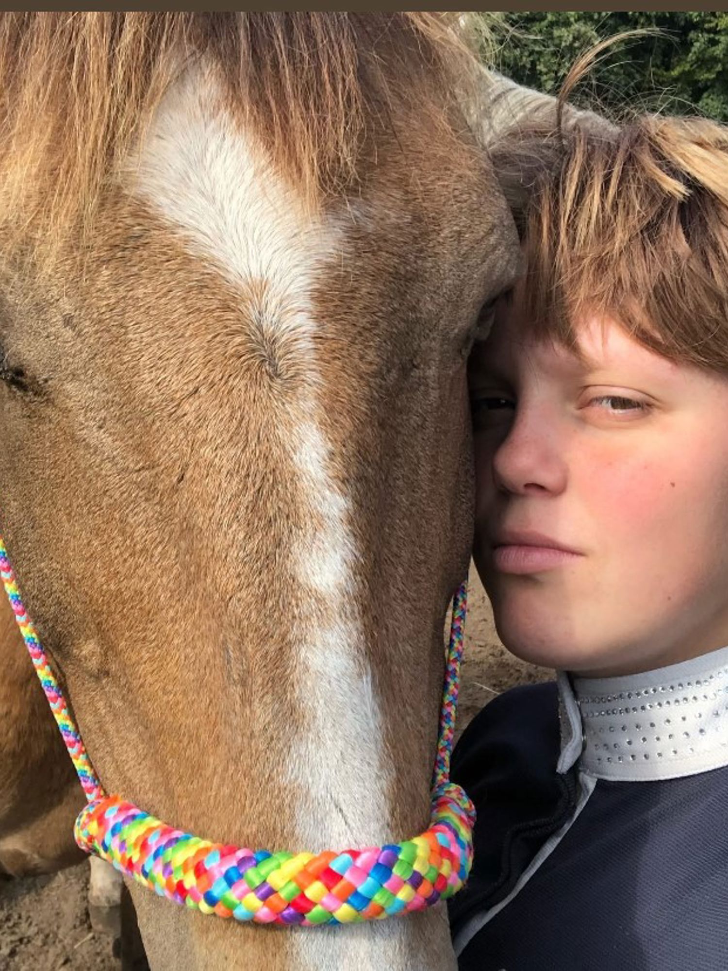 Meisje zittend op een bank voor kluisjes