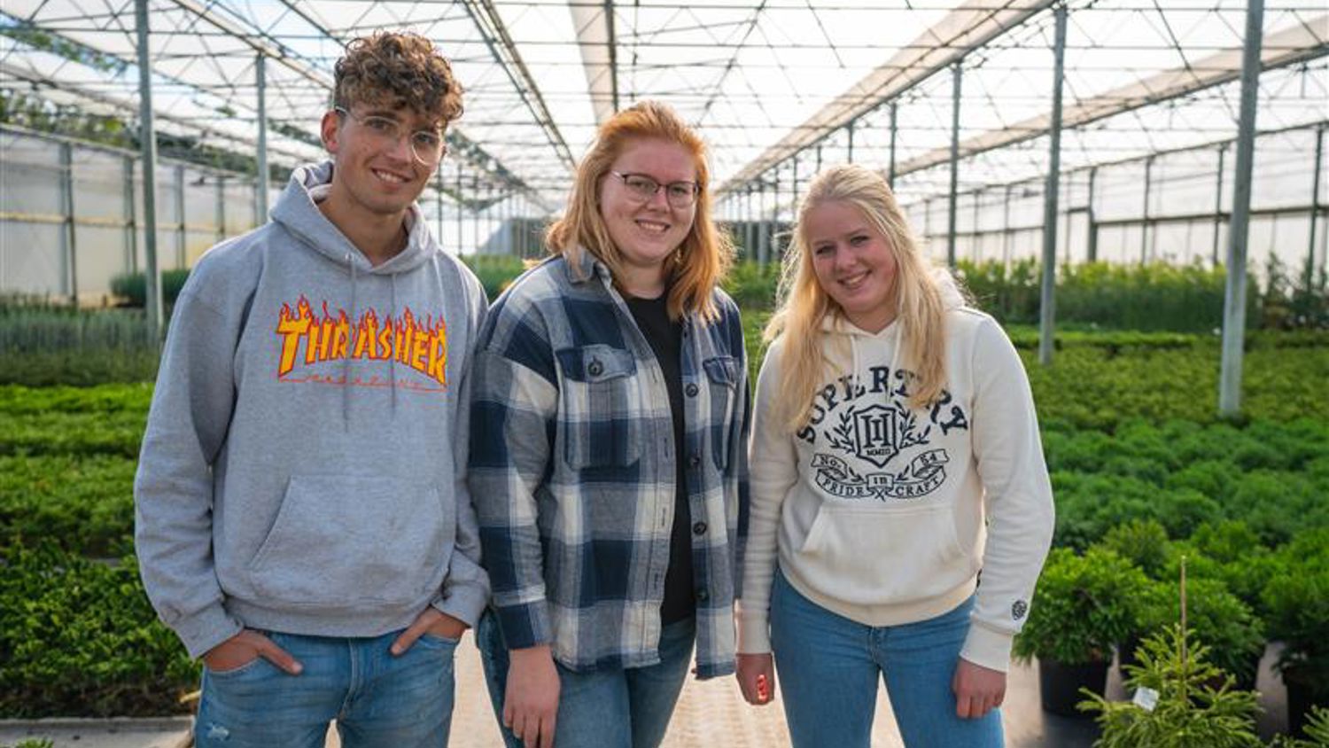 Meisje zittend op een bank voor kluisjes