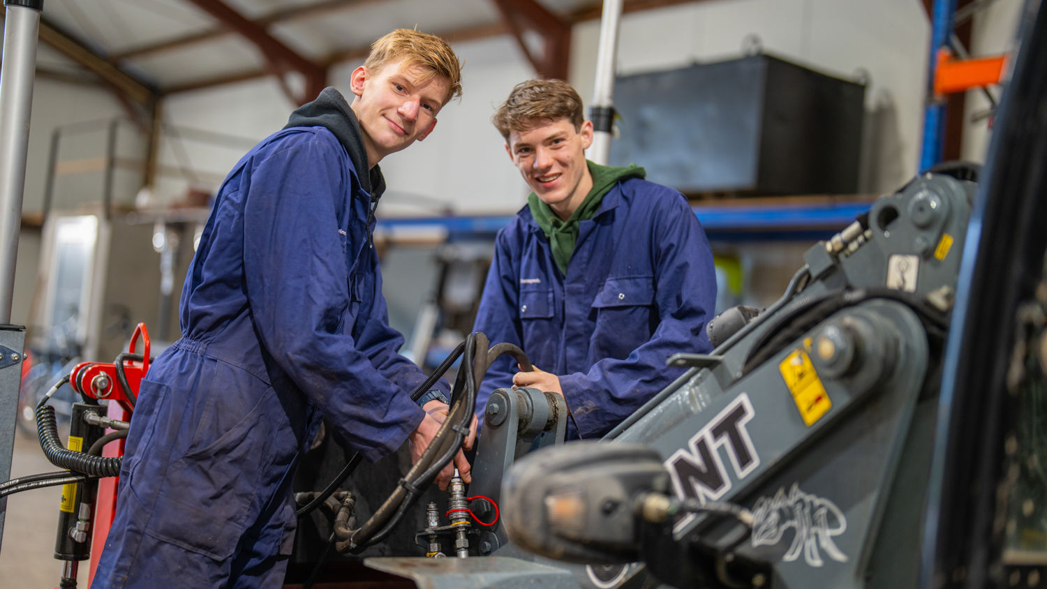 Meisje zittend op een bank voor kluisjes