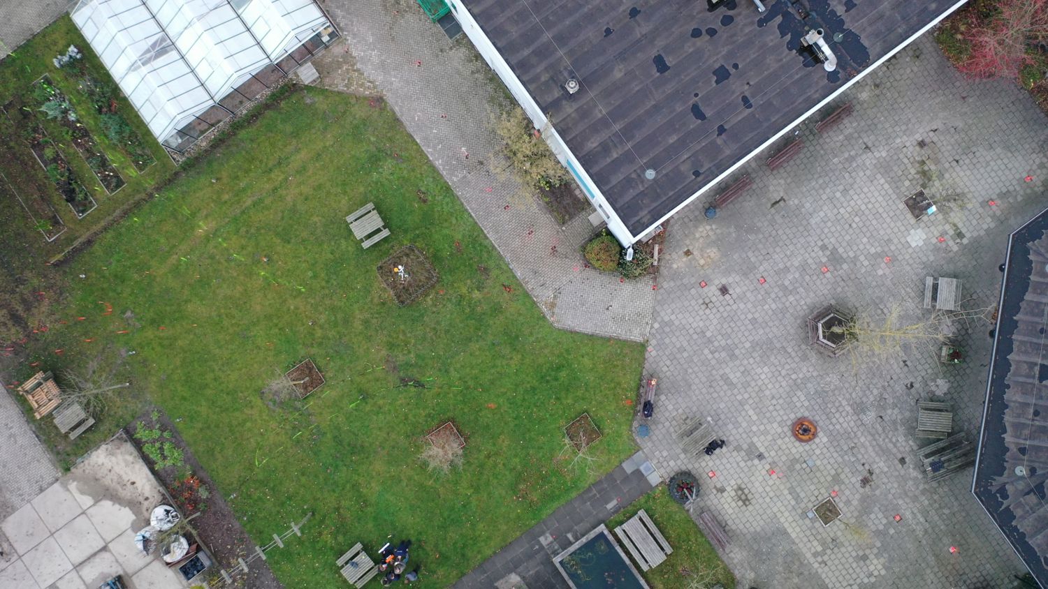 Meisje zittend op een bank voor kluisjes