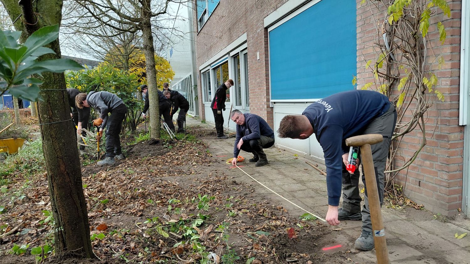 Meisje zittend op een bank voor kluisjes
