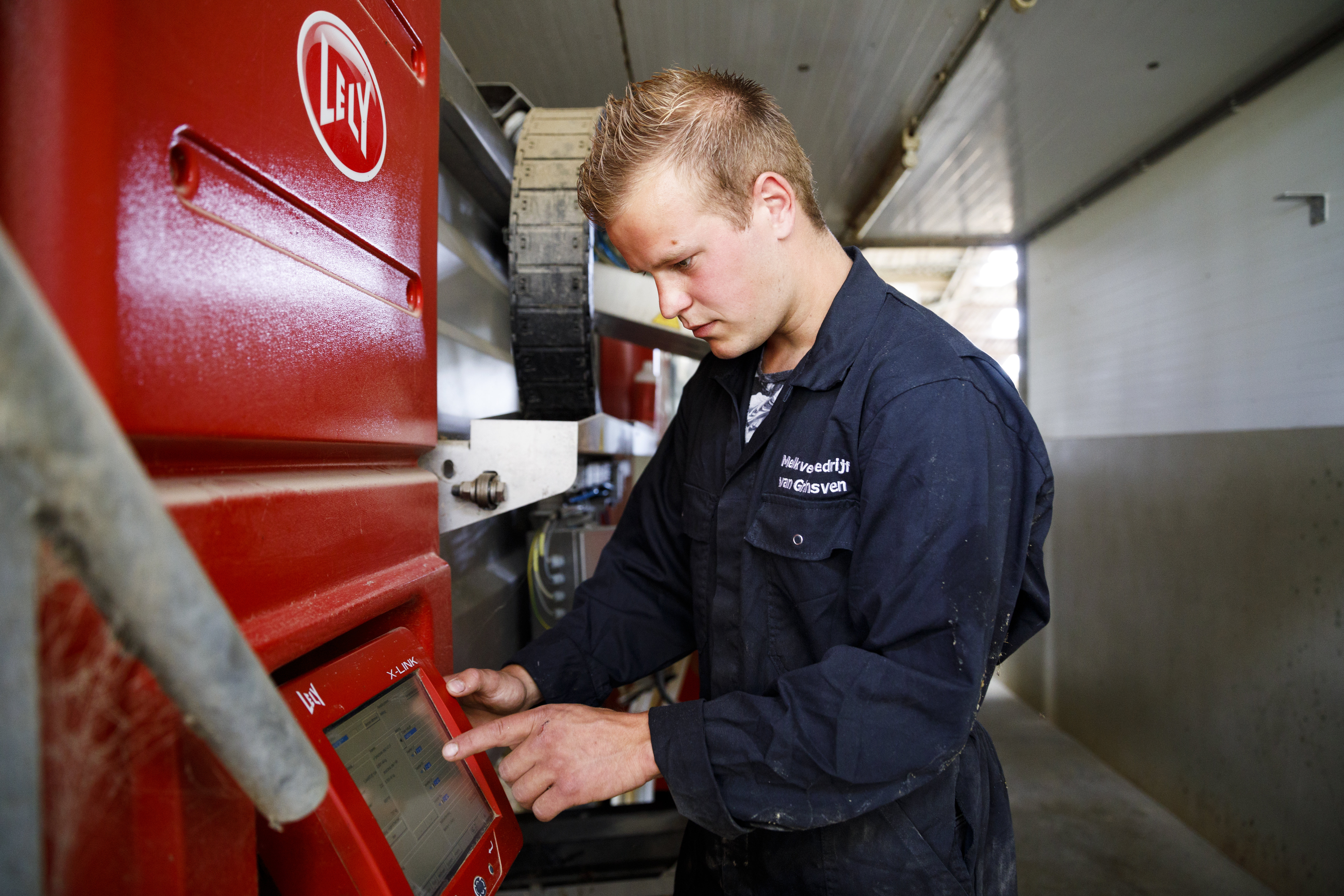 Meisje zittend op een bank voor kluisjes