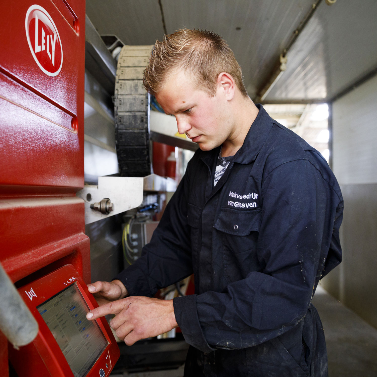Docent leidt groep lachende studenten in klaslokaal