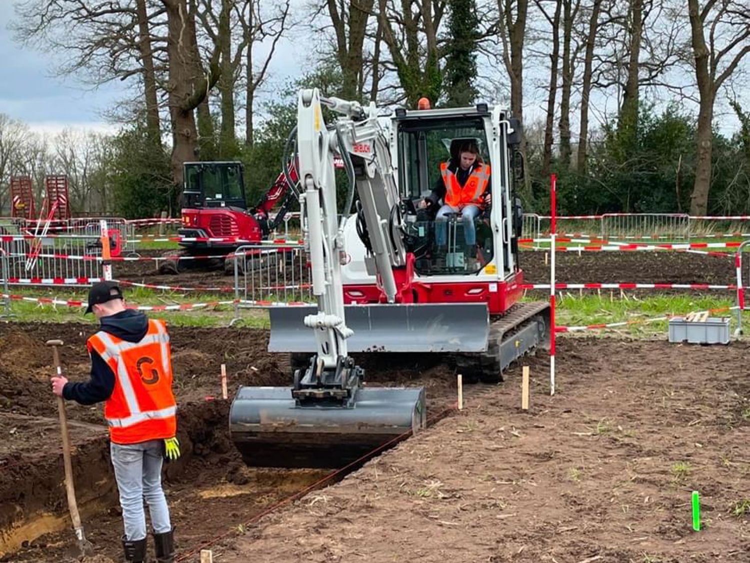 Docent van Yuverta vmbo Eindhoven neemt een vlog op met zijn eigen telefoon