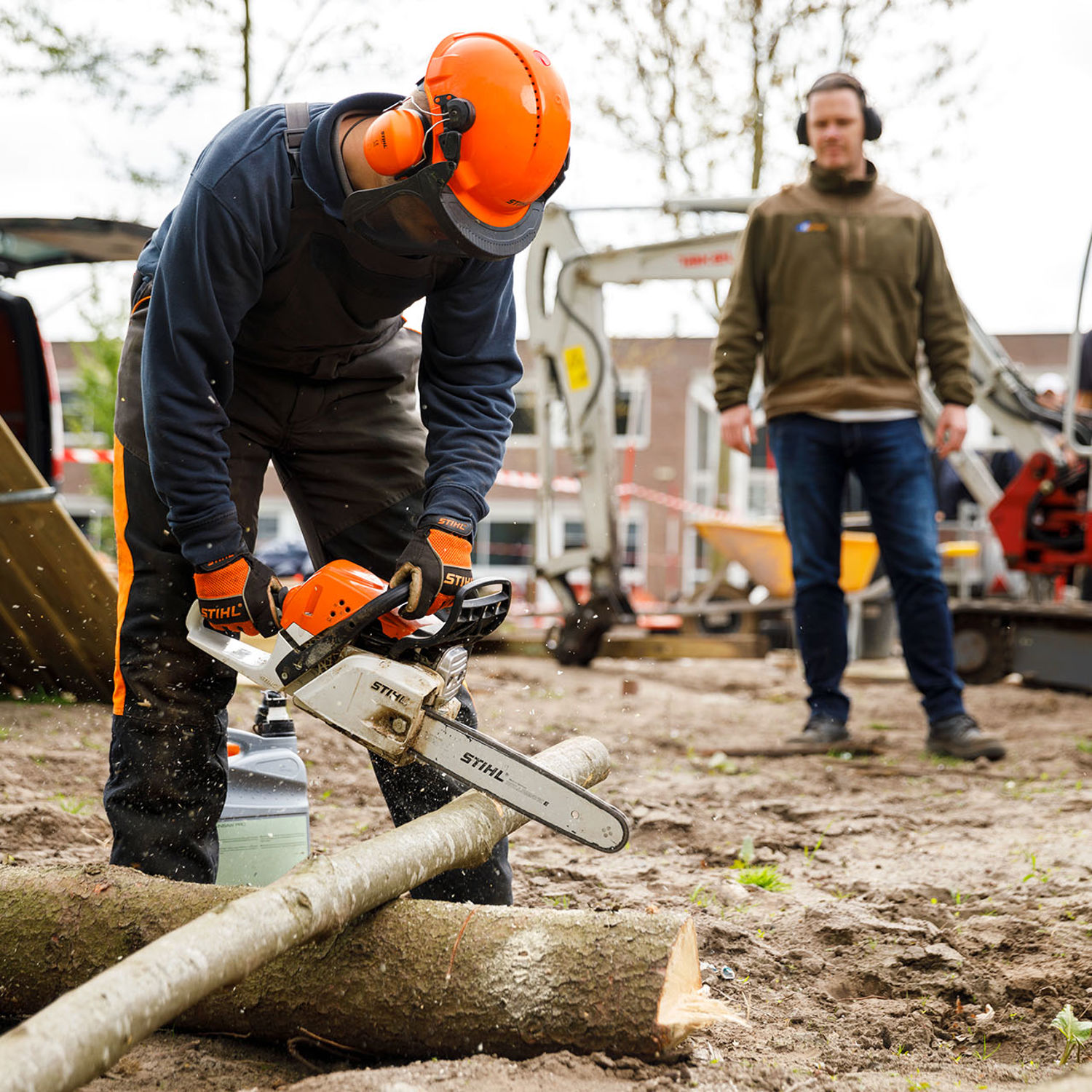 Meisje zittend op een bank voor kluisjes