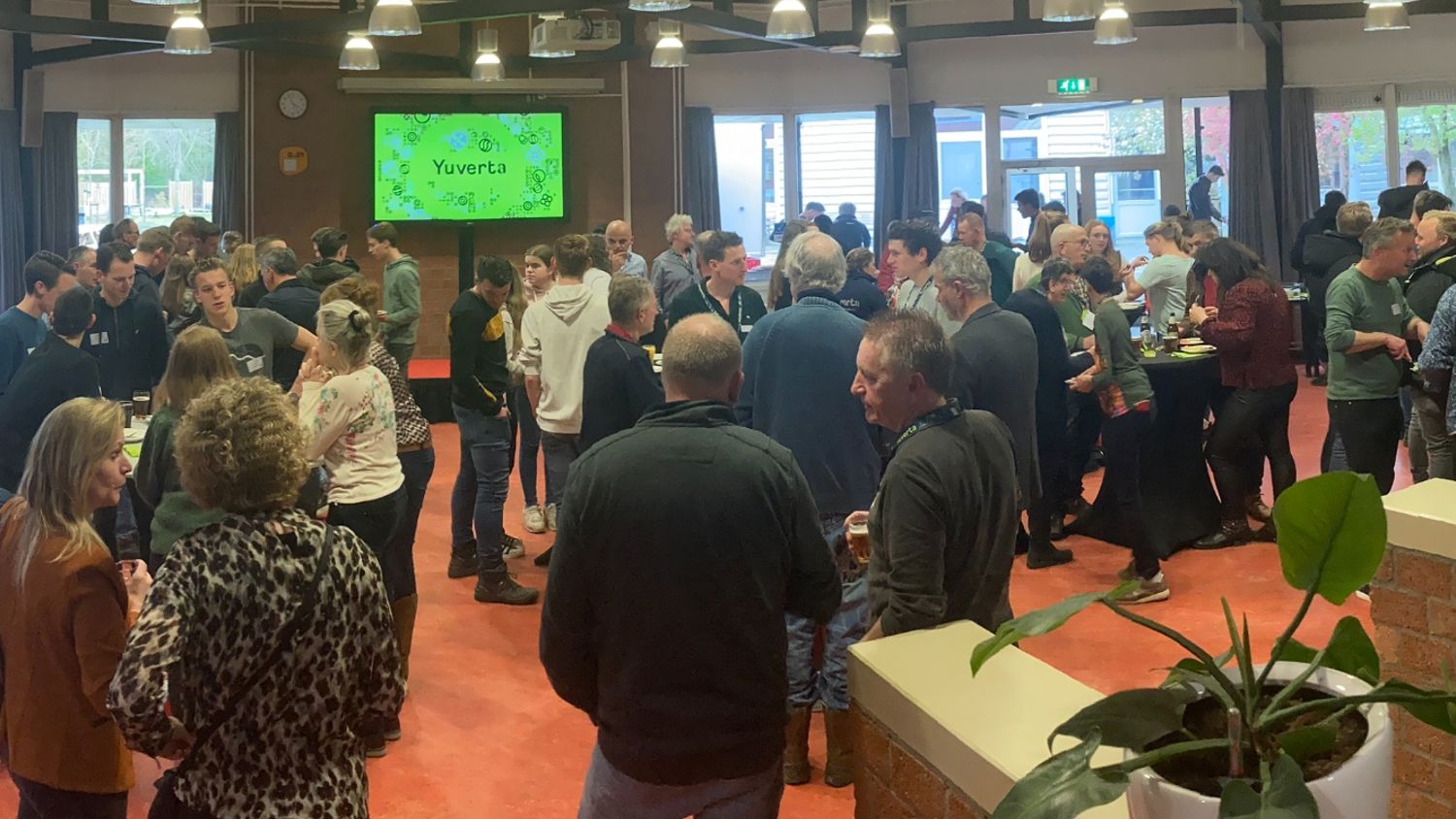 Meisje zittend op een bank voor kluisjes