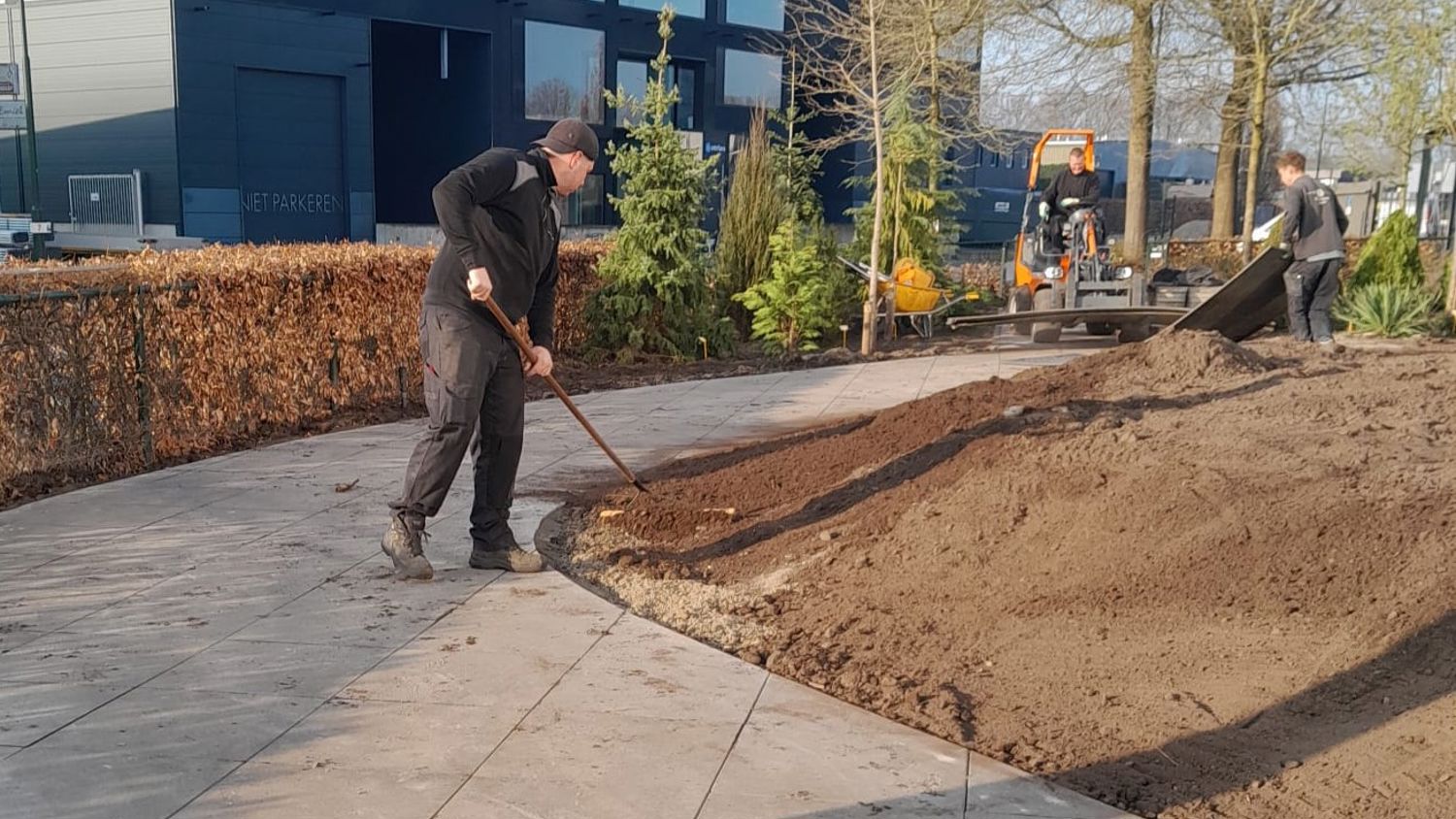 Docent leidt groep lachende studenten in klaslokaal