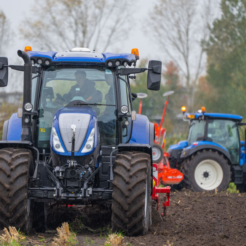 Meisje zittend op een bank voor kluisjes