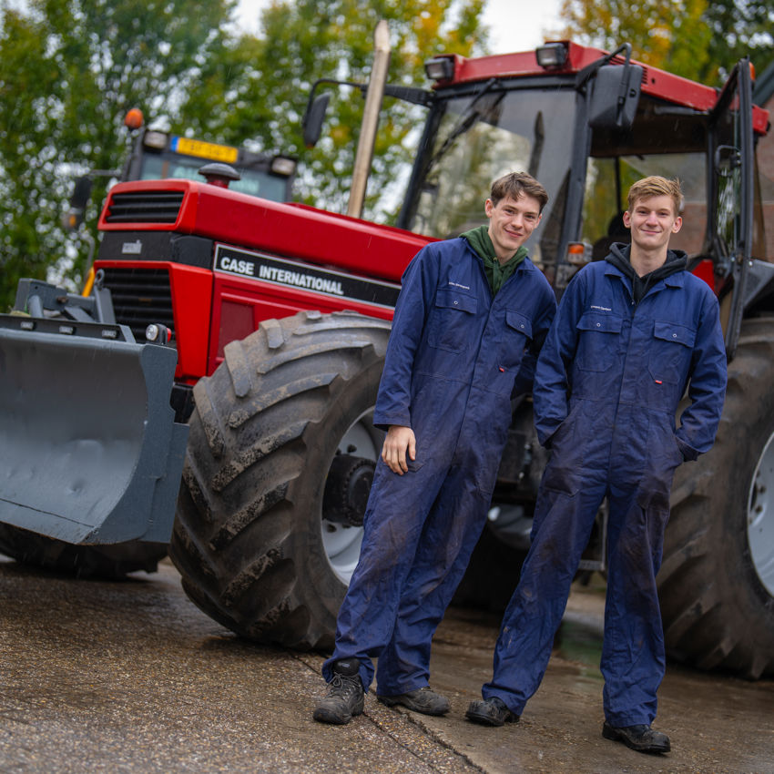 Meisje zittend op een bank voor kluisjes