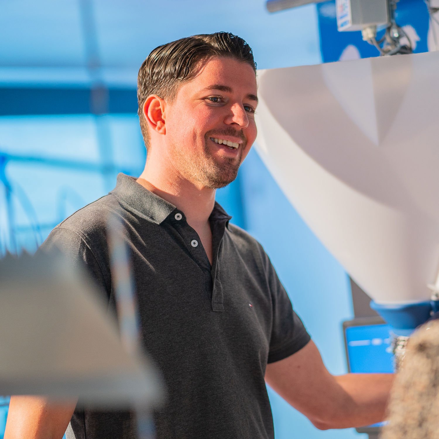 Drie dierenartsen met een hond