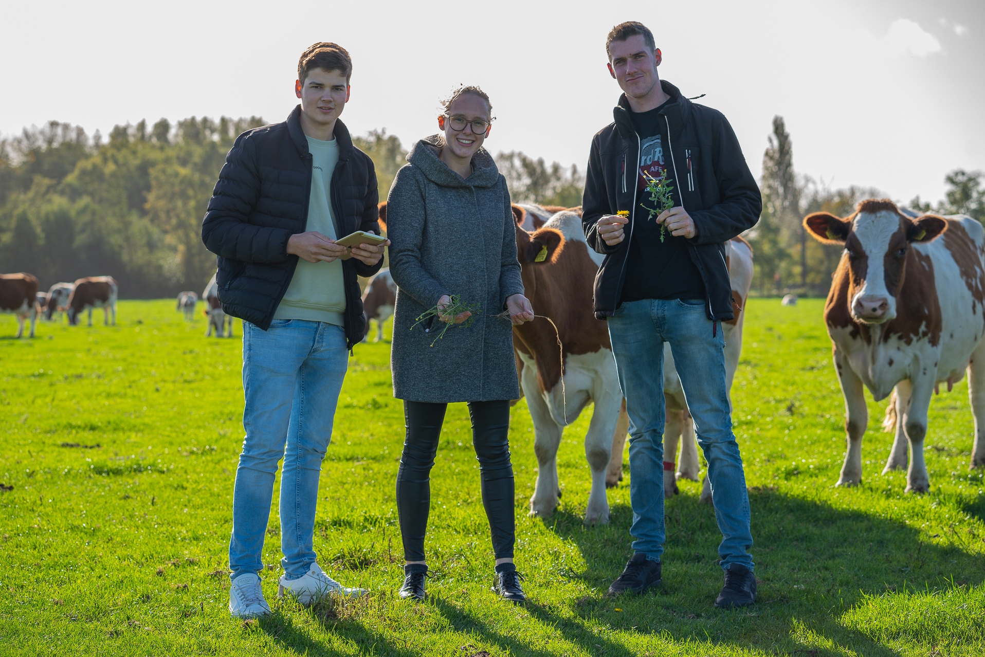 Meisje zittend op een bank voor kluisjes