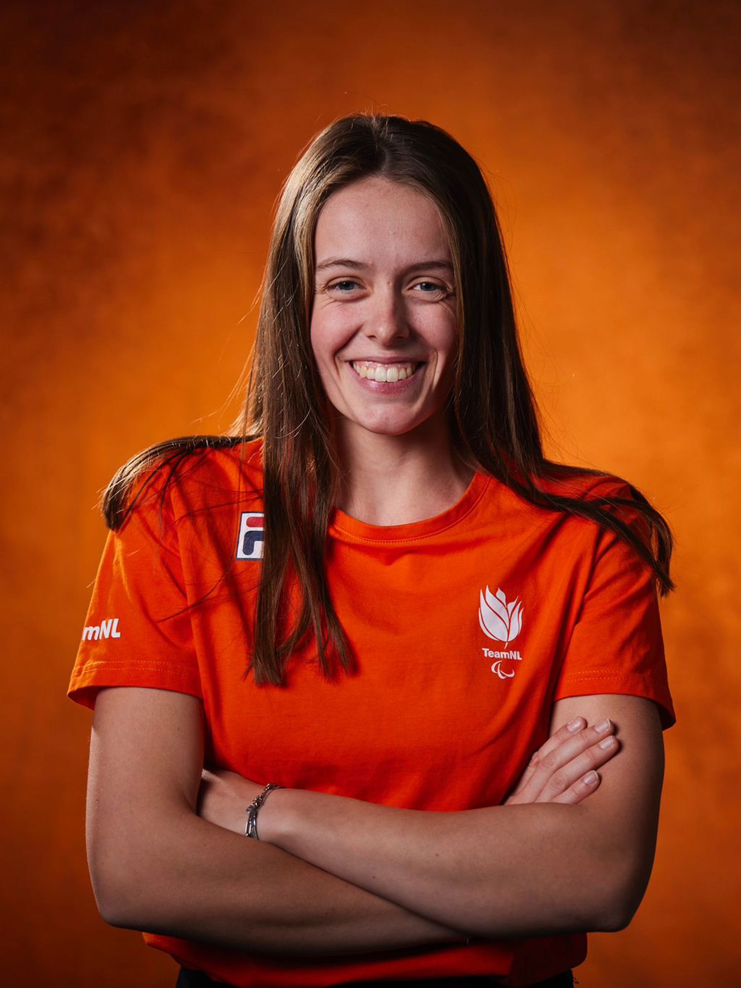 Meisje zittend op een bank voor kluisjes