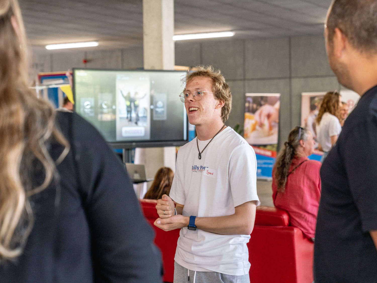 Leerling lachend voor een boekenkast