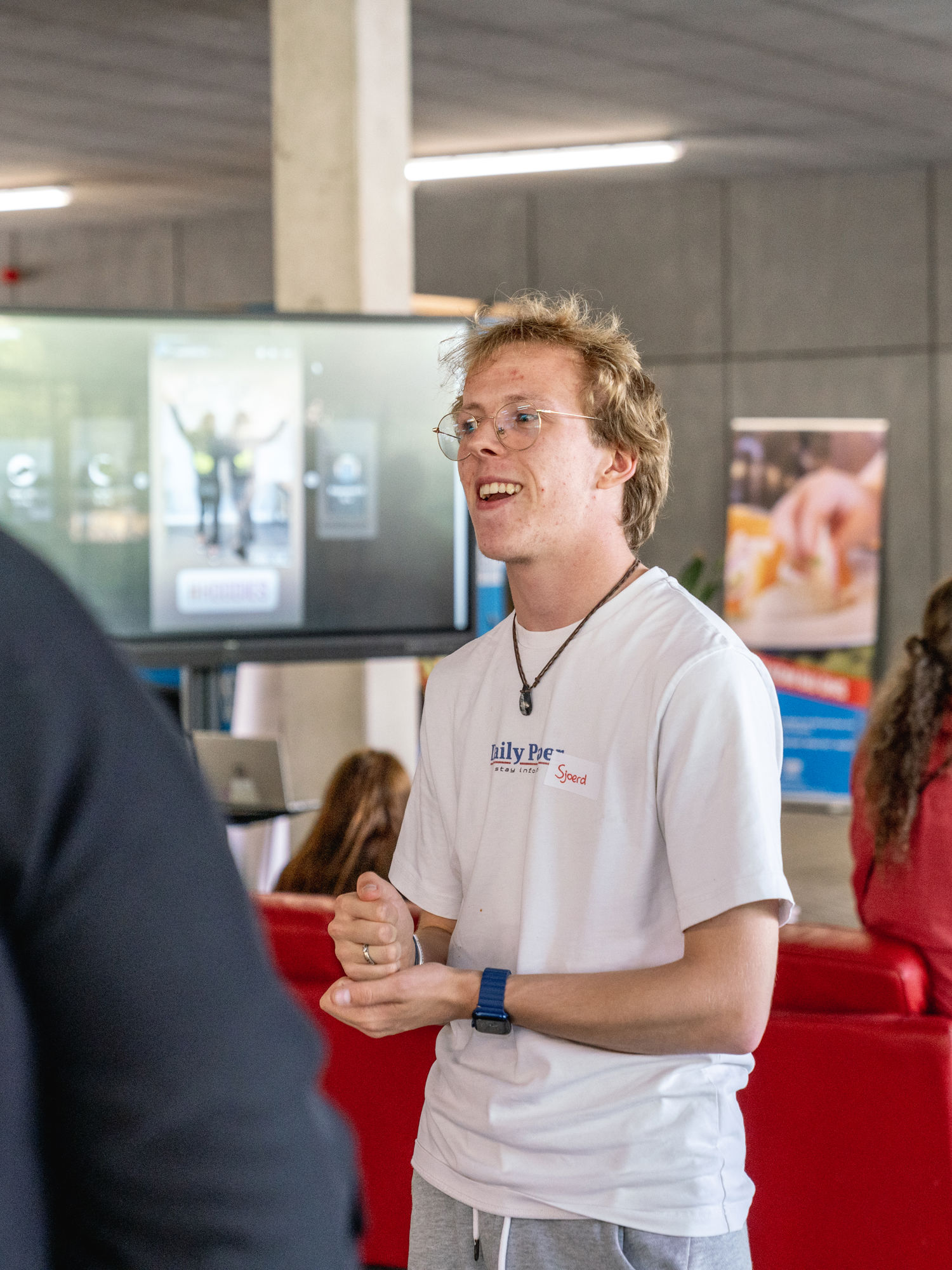 Docent van Yuverta vmbo Eindhoven neemt een vlog op met zijn eigen telefoon