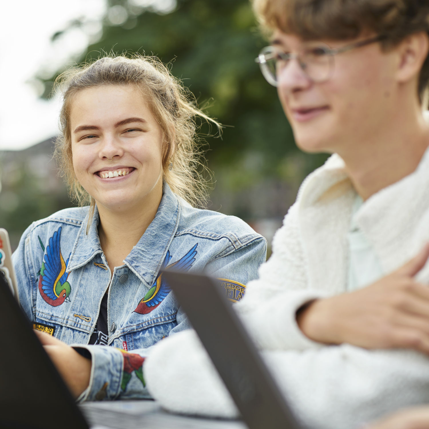 Meisje zittend op een bank voor kluisjes