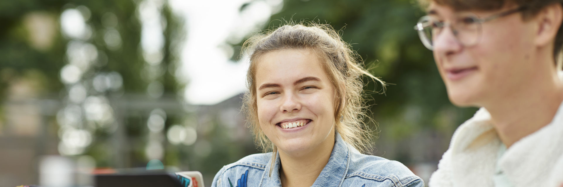 Twee studenten werken met laptops