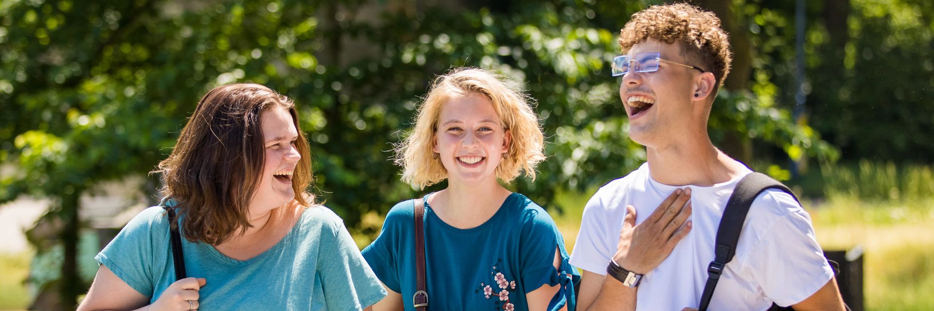 Drie studenten lopen samen buiten