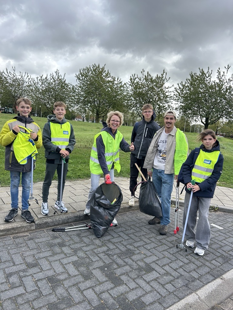 Twee leerlingen op een fiets doe vertrekken bij de middelbare school