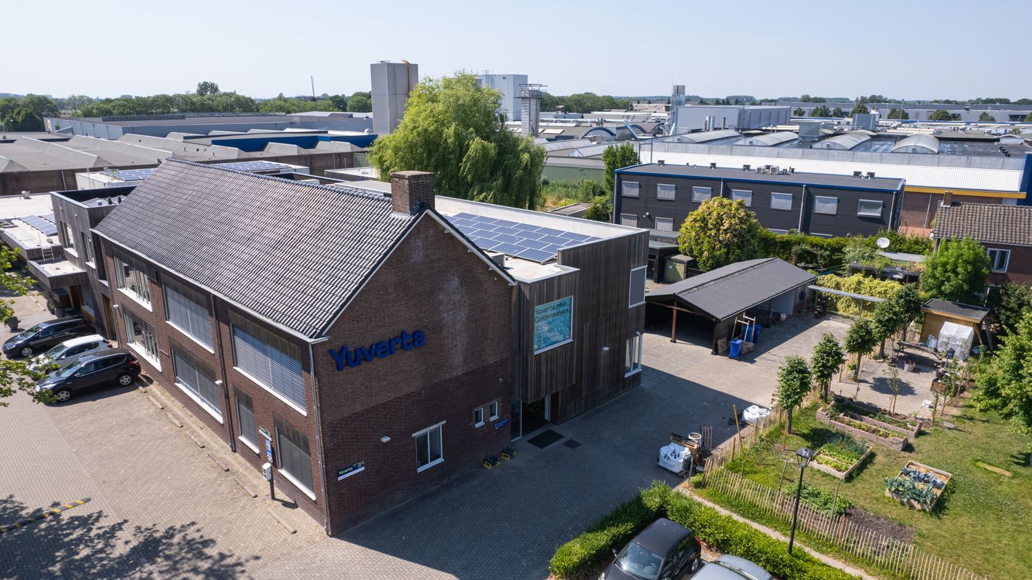 Meisje zittend op een bank voor kluisjes