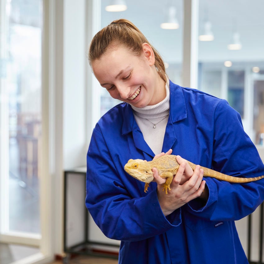 Meisje zittend op een bank voor kluisjes