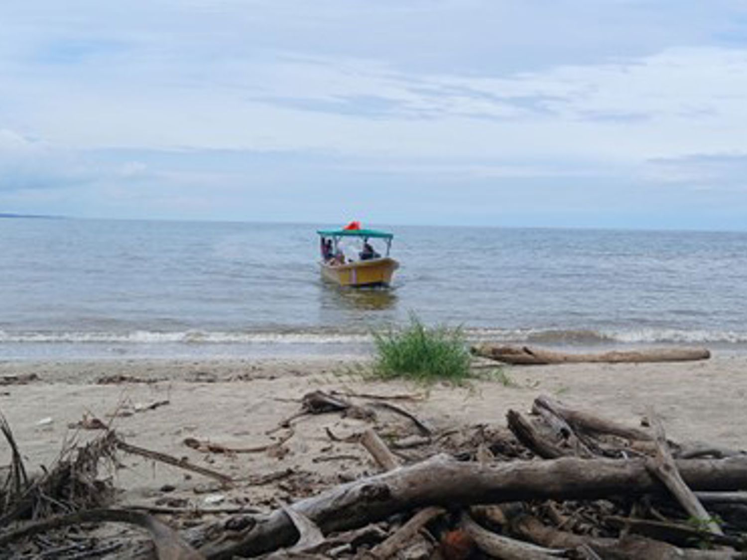 Meisje zittend op een bank voor kluisjes