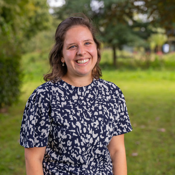 Meisje zittend op een bank voor kluisjes