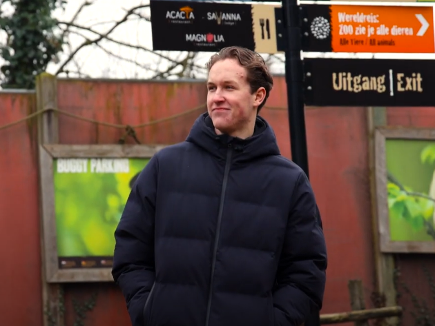 Meisje zittend op een bank voor kluisjes