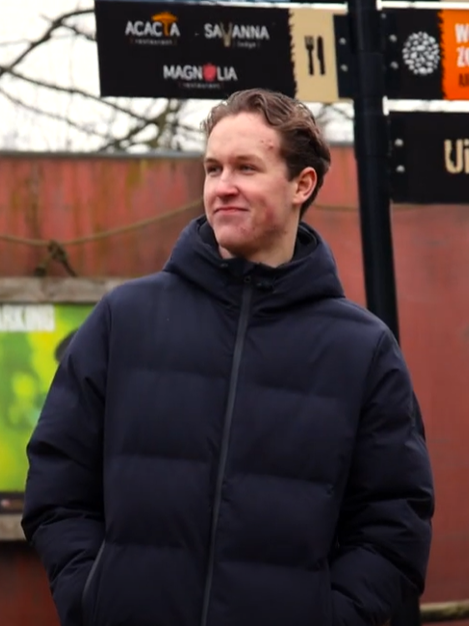 Docent leidt groep lachende studenten in klaslokaal