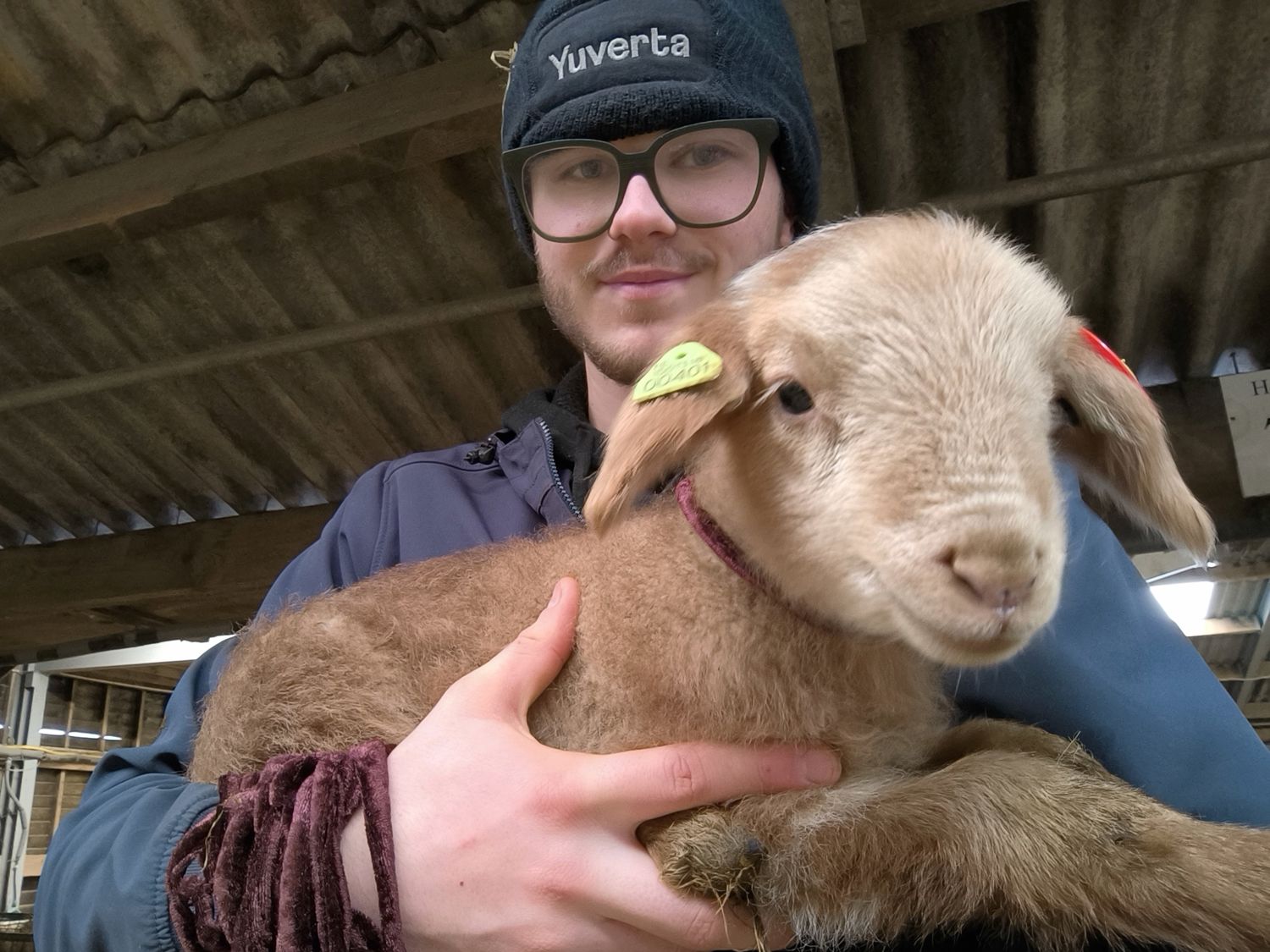 Onze vakdocent Duncan buiten bij een groep eenden
