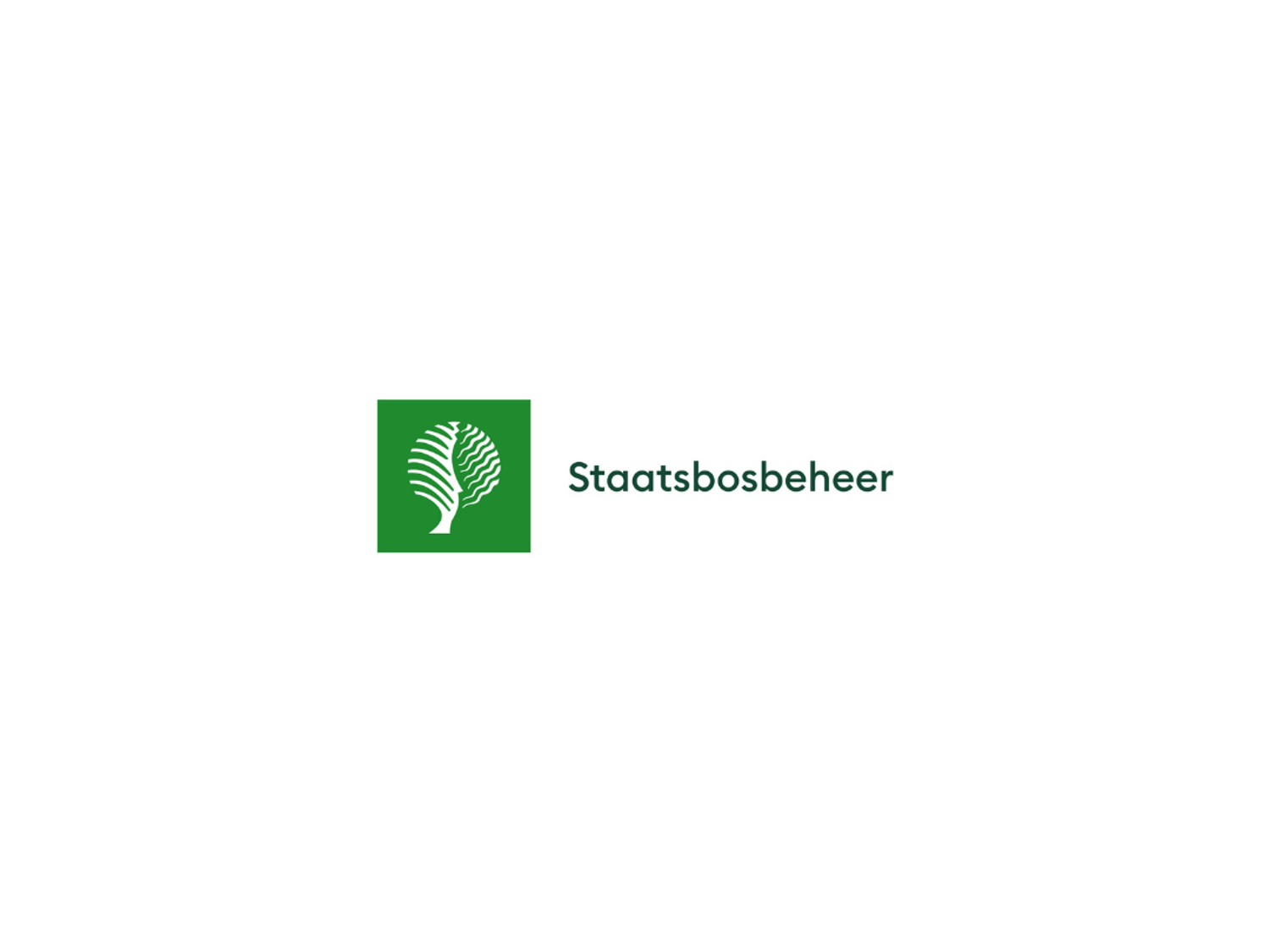 Meisje zittend op een bank voor kluisjes